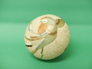 鳥の模様があしらわれた良寛てまりの写真