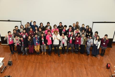 カメラに向かって笑顔を向ける「つばめ若者会議」参加者たちの写真