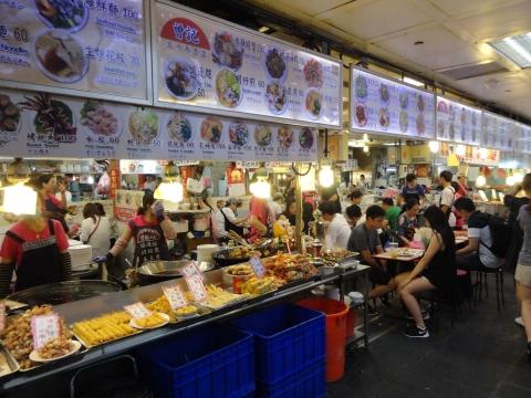 様々なメニューが並んだ屋台の写真