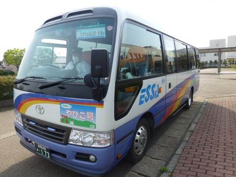 停車する循環バス「やひこ号」の写真