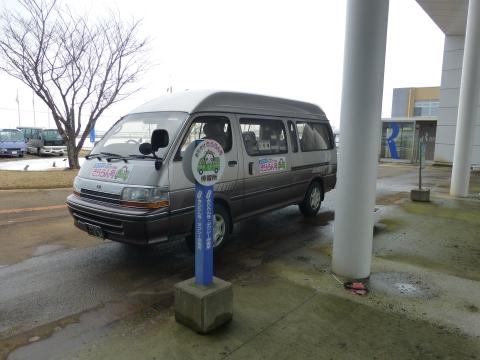 グレーの車体の「おでかけきららん号」の写真