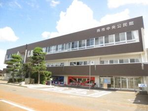 青空と燕市中央公民館の外観写真