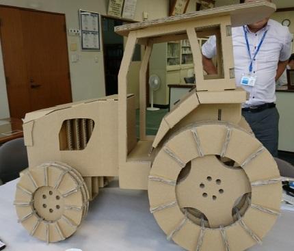 ダンボール製のトラクターを横から撮影した写真