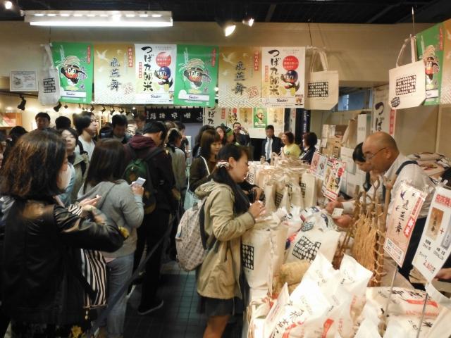 米の販売所にたくさんの人が集まっている写真