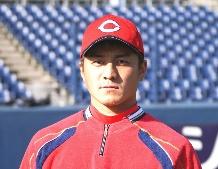 赤い野球のユニフォームを着た男性の写真