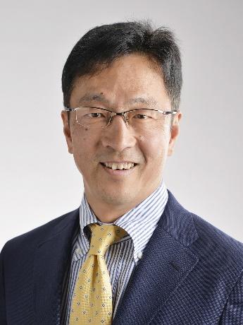 スーツ姿で微笑む川島高之氏の写真