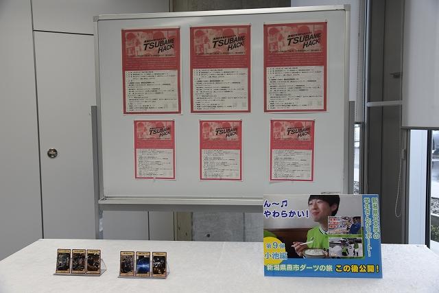 掲示物が貼られたホワイトボードと机の写真