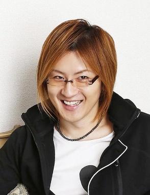 黒いパーカー姿でカメラに向かって微笑む若新雄純氏の写真