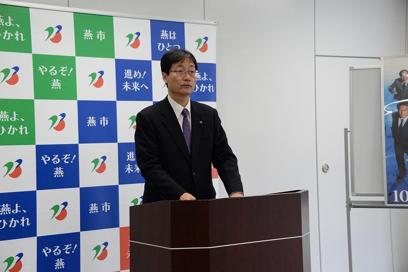 黒いスーツに身を包んで話をする市長の写真