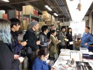 カメラやレコーダーを手に取材する記者たちの写真