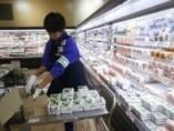 お店で商品の陳列を行う児童の写真