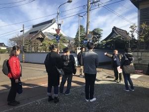 住宅街を見て回っている人たちの写真