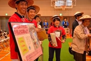 笠を被って、プラカードを手に持ち活動を行う人たちの写真