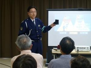 制服姿の男性が交通指導を行っている写真