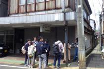 街中を散策する人たちの写真