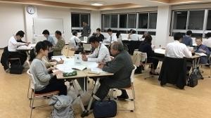 机を合わせて会議をする人たちの写真
