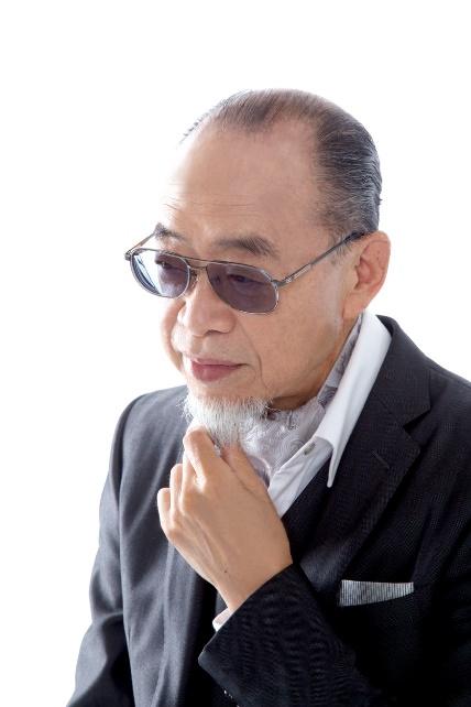 黒いスーツに身を包んだ小椋佳さんのポートレート写真