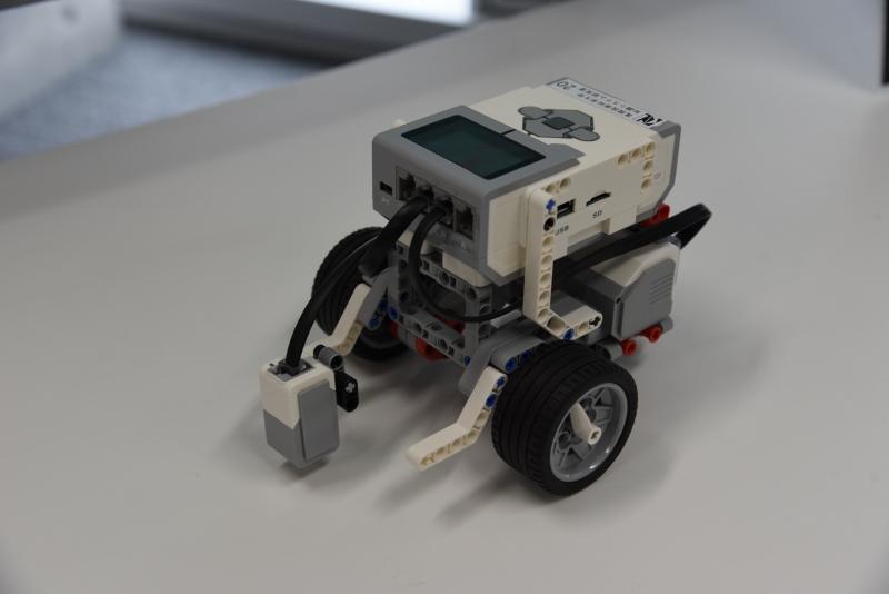 車輪がついた小さなロボットの写真