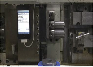 鉛色をした工場機器をアップで撮影した写真