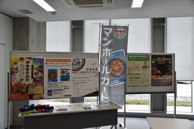 室内のホワイトボードに沢山のポスターが掲示されている写真