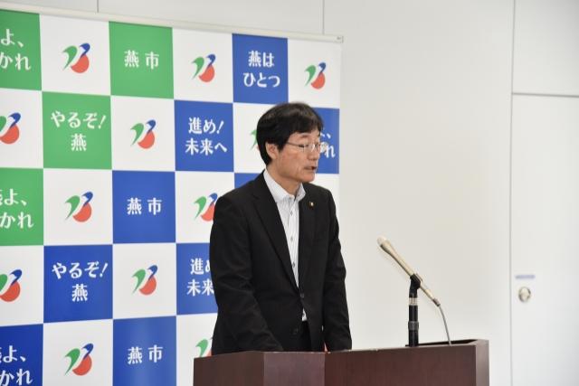 マイクのほうを向いて話す市長の写真