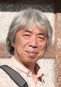 ベージュのシャツを着た白髪の男性の写真