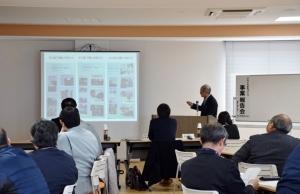 スクリーンを使って説明を行っているセミナーの写真