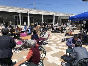 産業史料館に面したスペースで食事を楽しむ人たちの写真