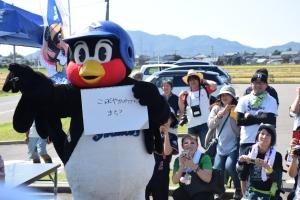 スケッチブックに文字を書いてコミュニケーションをとるつば九朗の写真