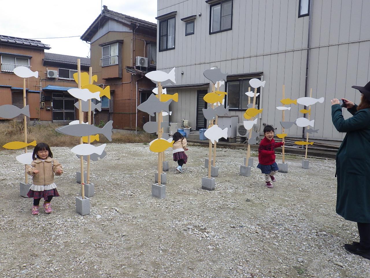 空き地にアート作品が展示されている写真