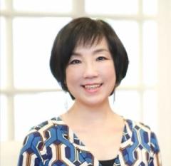 青いワンピースを着た講師女性の写真