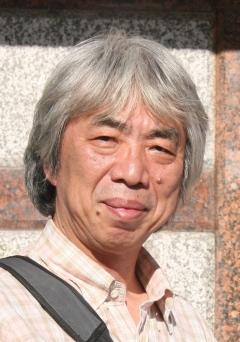 チェック柄のシャツを着た関満博氏の写真