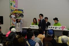 燕三条FM番組を市役所で公開生放送中の市長の写真
