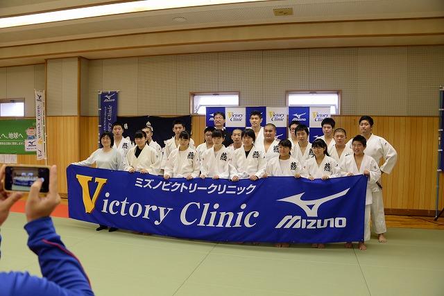 井上康生選手と参加者の子ども達の集合写真