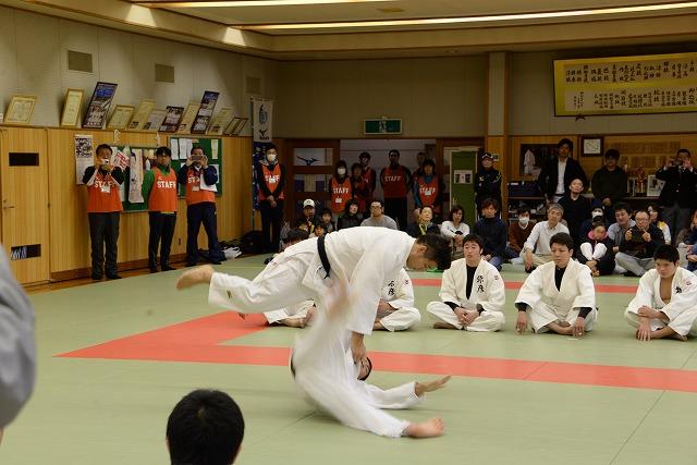 内股を決めている井上康生選手のコマ撮り写真その6
