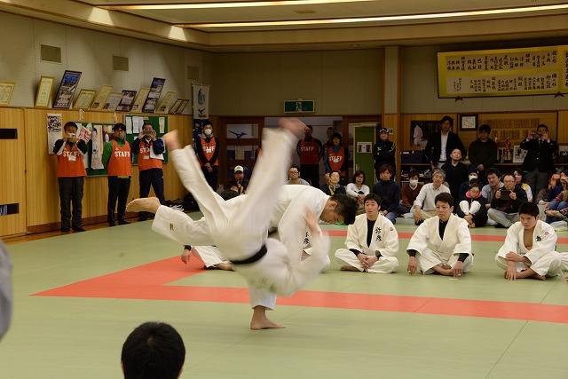 内股を決めている井上康生選手のコマ撮り写真その5