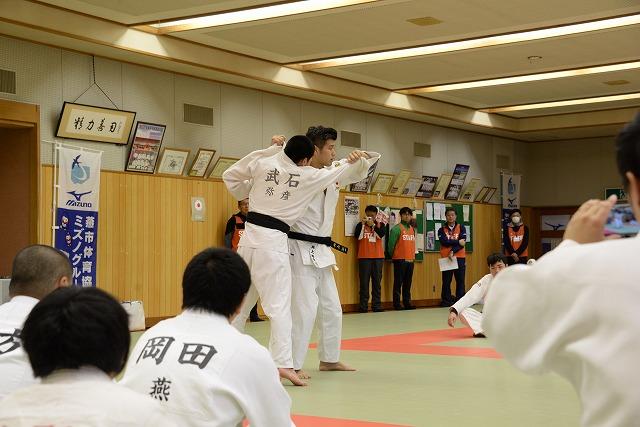 相手の肩先の柔道着を掴んでいる井上康生選手の指導の様子の写真