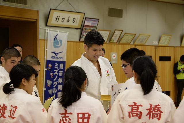 サインを求めに井上康生選手を囲んでいる参加者の子ども達の写真