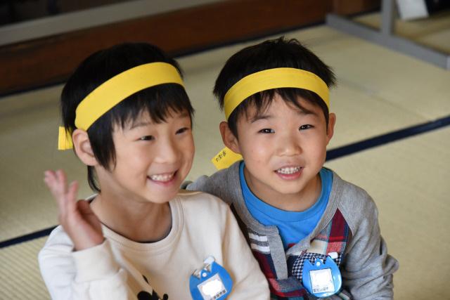 黄色いはちまきを巻いた2人の児童の写真