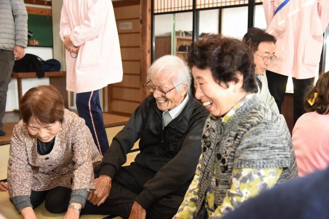 笑顔のお年寄り3人組の様子の写真