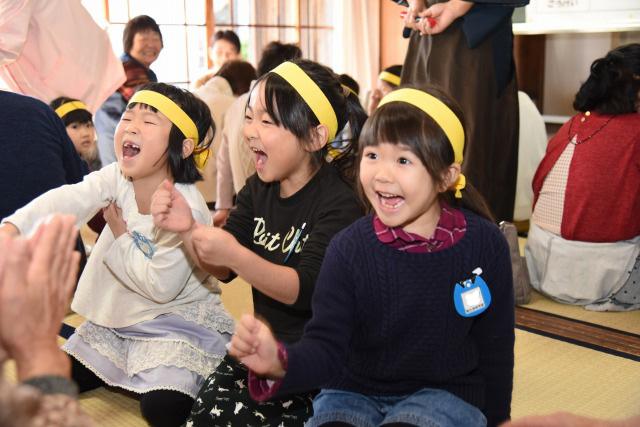 かるたで勝ったことに喜んでいる女の子3人組の様子の写真