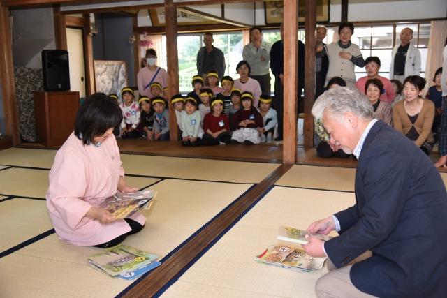 子どもチームとお年寄りチームが取った札を数えている様子の写真