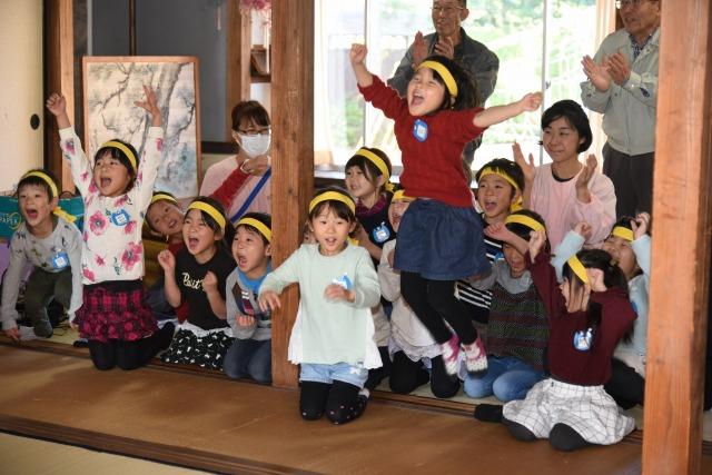 大きく飛んだり、体全体を使って喜んでいる子ども達の様子の写真