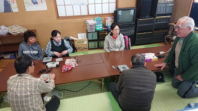 視覚障がい者の会長の挨拶を聞いている参加者の写真