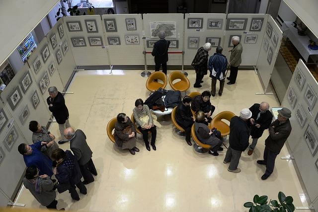 展示室と鑑賞しているお客様を上階から見下ろしている様子の写真