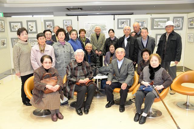 展示物の前に21人全員揃って撮った集合写真