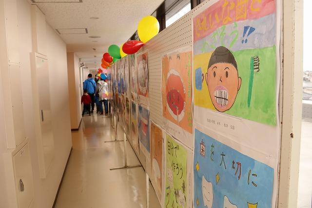 廊下一面に展示されている手書きのポスターの写真