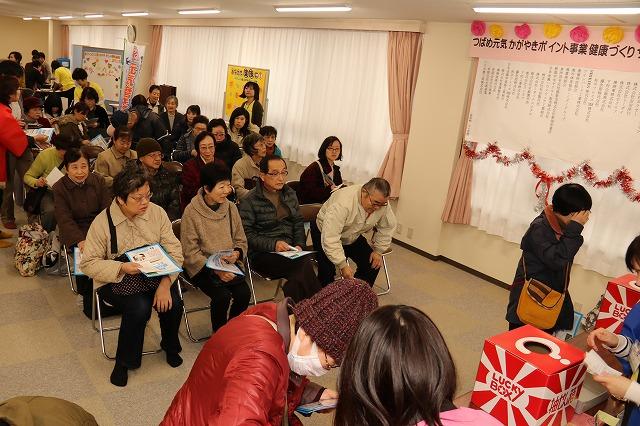 会場でパイプ椅子に座って抽選を待つみなさんの写真