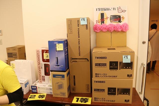 プレゼントの1等2等の電化製品の入った段ボールが積み重なっている写真
