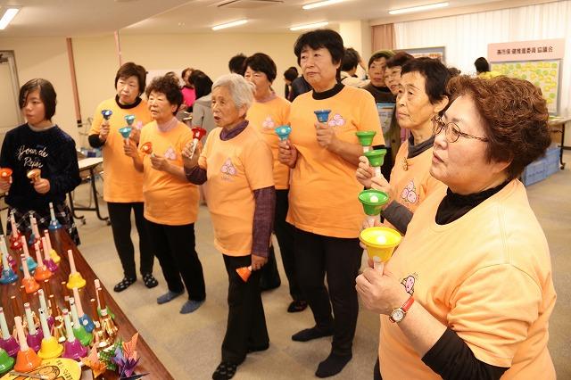 みんなでハンドベルの演奏をしている様子の写真